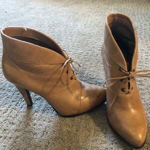 B. Makowsky Leather Lace Up Ankle Booties